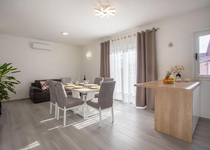 With Swimming Pool Kastel Stari, - 24273 *